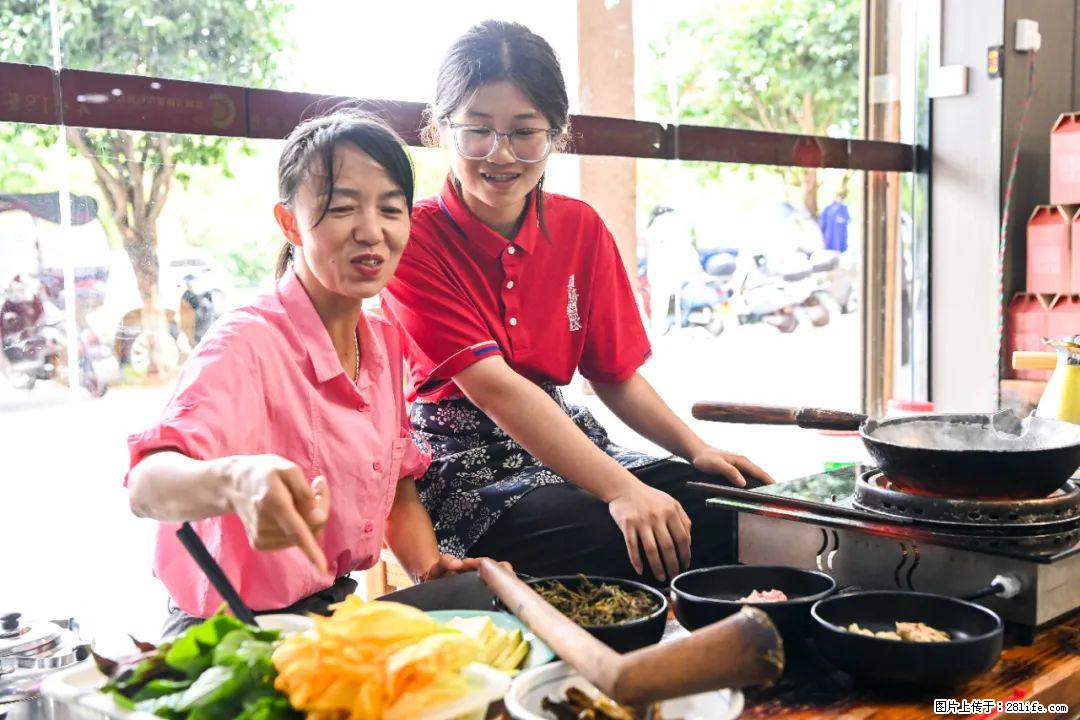 全网追的“扁担女孩”,找了一份暑假工,时薪12元 - 怀化生活资讯 - 怀化28生活网 hh.28life.com